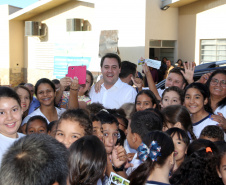 O governador Carlos Massa Ratinho Junior assinou nesta terça-feira (14), em Sertaneja, no Norte Pioneiro, autorizações de licitações e homologações para 15 municípios. Foram autorizados recapeamentos de ruas, aquisições de novos veículos, equipamentos rodoviários e mobiliário para prédios públicos. O secretário estadual do Desenvolvimento Urbano e de Obras Públicas, João Carlos Ortega, também assinou os documentos.Foto Gilson Abreu