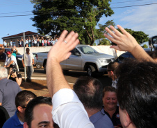 O governador Carlos Massa Ratinho Junior assinou nesta terça-feira (14), em Sertaneja, no Norte Pioneiro, autorizações de licitações e homologações para 15 municípios. Foram autorizados recapeamentos de ruas, aquisições de novos veículos, equipamentos rodoviários e mobiliário para prédios públicos. O secretário estadual do Desenvolvimento Urbano e de Obras Públicas, João Carlos Ortega, também assinou os documentos.Foto Gilson Abreu