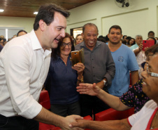 O governador Carlos Massa Ratinho Junior assinou nesta terça-feira (14), em Sertaneja, no Norte Pioneiro, autorizações de licitações e homologações para 15 municípios. Foram autorizados recapeamentos de ruas, aquisições de novos veículos, equipamentos rodoviários e mobiliário para prédios públicos. O secretário estadual do Desenvolvimento Urbano e de Obras Públicas, João Carlos Ortega, também assinou os documentos.Foto Gilson Abreu