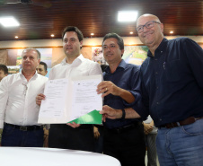 O governador Carlos Massa Ratinho Junior assinou nesta terça-feira (14), em Sertaneja, no Norte Pioneiro, autorizações de licitações e homologações para 15 municípios. Foram autorizados recapeamentos de ruas, aquisições de novos veículos, equipamentos rodoviários e mobiliário para prédios públicos. O secretário estadual do Desenvolvimento Urbano e de Obras Públicas, João Carlos Ortega, também assinou os documentos.Foto Gilson Abreu