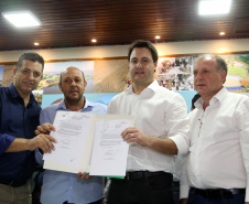O governador Carlos Massa Ratinho Junior assinou nesta terça-feira (14), em Sertaneja, no Norte Pioneiro, autorizações de licitações e homologações para 15 municípios. Foram autorizados recapeamentos de ruas, aquisições de novos veículos, equipamentos rodoviários e mobiliário para prédios públicos. O secretário estadual do Desenvolvimento Urbano e de Obras Públicas, João Carlos Ortega, também assinou os documentos.Foto Gilson Abreu