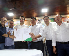 O governador Carlos Massa Ratinho Junior assinou nesta terça-feira (14), em Sertaneja, no Norte Pioneiro, autorizações de licitações e homologações para 15 municípios. Foram autorizados recapeamentos de ruas, aquisições de novos veículos, equipamentos rodoviários e mobiliário para prédios públicos. O secretário estadual do Desenvolvimento Urbano e de Obras Públicas, João Carlos Ortega, também assinou os documentos.Foto Gilson Abreu