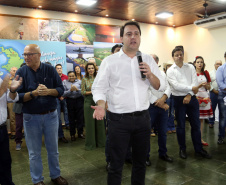 O governador Carlos Massa Ratinho Junior assinou nesta terça-feira (14), em Sertaneja, no Norte Pioneiro, autorizações de licitações e homologações para 15 municípios. Foram autorizados recapeamentos de ruas, aquisições de novos veículos, equipamentos rodoviários e mobiliário para prédios públicos. O secretário estadual do Desenvolvimento Urbano e de Obras Públicas, João Carlos Ortega, também assinou os documentos.Foto Gilson Abreu