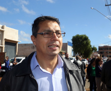 Eloi de Souza, presidente da Associação de Moradores do Jardim Interlagos, contou que a Rua Cristiano Kussmaul surgiu antes do bairro e nunca foi planejada com rede de esgoto ou pavimentação adequada. “Essa ligação existe há 20 anos, mas sempre foi precária. O número de moradores aumentou muito e agora a reestruturação vai facilitar o ir e vir diário das pessoas e o desenvolvimento industrial de Apucarana”, concluiu. Foto: Gilson Abreu/ANPr