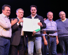 Governador Carlos Massa Ratinho Junior  assina autorizações de licitação e homologação para obras e compras de veículos e equipamentos para Campo Mourão e mais 11 municípios do Noroeste: Araruna, Cianorte, Cruzeiro do Oeste, Goioerê, Janiópolis, Moreira Sales, Nova Cantu, Peabiru, Roncador, Terra Boa e Tuneiras do Oeste. Foto: José Fernando Ogura/ANPr