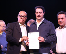 Governador Carlos Massa Ratinho Junior  assina autorizações de licitação e homologação para obras e compras de veículos e equipamentos para Campo Mourão e mais 11 municípios do Noroeste: Araruna, Cianorte, Cruzeiro do Oeste, Goioerê, Janiópolis, Moreira Sales, Nova Cantu, Peabiru, Roncador, Terra Boa e Tuneiras do Oeste. Foto: José Fernando Ogura/ANPr