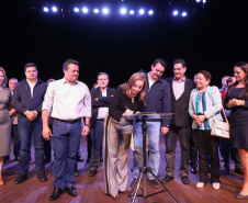 O governador Carlos Massa Ratinho Junior esteve nesta quarta-feira (15) em Campo Mourão e confirmou recursos para obras de infraestrutura urbana e compra de veículos, máquinas e equipamentos para 12 municípios do Noroeste do Paraná. Ele autorizou as licitações e homologações dos projetos da Secretaria de Estado do Desenvolvimento Urbano e Obras Públicas. Os investimentos somam R$ 8 milhões. Foto: Rodrigo Felix Leal/ANPr