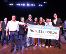 O governador Carlos Massa Ratinho Junior esteve nesta quarta-feira (15) em Campo Mourão e confirmou recursos para obras de infraestrutura urbana e compra de veículos, máquinas e equipamentos para 12 municípios do Noroeste do Paraná. Ele autorizou as licitações e homologações dos projetos da Secretaria de Estado do Desenvolvimento Urbano e Obras Públicas. Os investimentos somam R$ 8 milhões. Foto: Rodrigo Felix Leal/ANPr