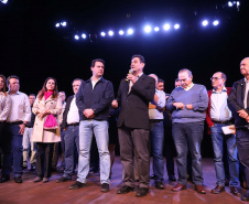O governador Carlos Massa Ratinho Junior esteve nesta quarta-feira (15) em Campo Mourão e confirmou recursos para obras de infraestrutura urbana e compra de veículos, máquinas e equipamentos para 12 municípios do Noroeste do Paraná. Ele autorizou as licitações e homologações dos projetos da Secretaria de Estado do Desenvolvimento Urbano e Obras Públicas. Os investimentos somam R$ 8 milhões. Foto: Rodrigo Felix Leal/ANPr