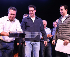 O governador Carlos Massa Ratinho Junior esteve nesta quarta-feira (15) em Campo Mourão e confirmou recursos para obras de infraestrutura urbana e compra de veículos, máquinas e equipamentos para 12 municípios do Noroeste do Paraná. Ele autorizou as licitações e homologações dos projetos da Secretaria de Estado do Desenvolvimento Urbano e Obras Públicas. Os investimentos somam R$ 8 milhões. Foto: Rodrigo Felix Leal/ANPr