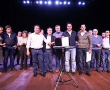 O governador Carlos Massa Ratinho Junior esteve nesta quarta-feira (15) em Campo Mourão e confirmou recursos para obras de infraestrutura urbana e compra de veículos, máquinas e equipamentos para 12 municípios do Noroeste do Paraná. Ele autorizou as licitações e homologações dos projetos da Secretaria de Estado do Desenvolvimento Urbano e Obras Públicas. Os investimentos somam R$ 8 milhões. Foto: Rodrigo Felix Leal/ANPr