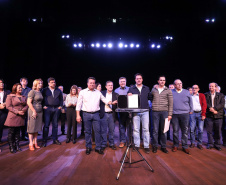 O governador Carlos Massa Ratinho Junior esteve nesta quarta-feira (15) em Campo Mourão e confirmou recursos para obras de infraestrutura urbana e compra de veículos, máquinas e equipamentos para 12 municípios do Noroeste do Paraná. Ele autorizou as licitações e homologações dos projetos da Secretaria de Estado do Desenvolvimento Urbano e Obras Públicas. Os investimentos somam R$ 8 milhões. Foto: Rodrigo Felix Leal/ANPr