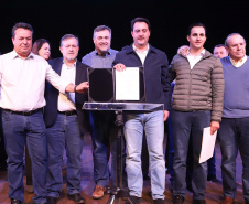O governador Carlos Massa Ratinho Junior esteve nesta quarta-feira (15) em Campo Mourão e confirmou recursos para obras de infraestrutura urbana e compra de veículos, máquinas e equipamentos para 12 municípios do Noroeste do Paraná. Ele autorizou as licitações e homologações dos projetos da Secretaria de Estado do Desenvolvimento Urbano e Obras Públicas. Os investimentos somam R$ 8 milhões. Foto: Rodrigo Felix Leal/ANPr