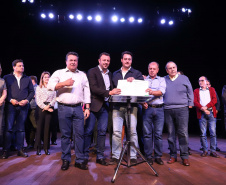 O governador Carlos Massa Ratinho Junior esteve nesta quarta-feira (15) em Campo Mourão e confirmou recursos para obras de infraestrutura urbana e compra de veículos, máquinas e equipamentos para 12 municípios do Noroeste do Paraná. Ele autorizou as licitações e homologações dos projetos da Secretaria de Estado do Desenvolvimento Urbano e Obras Públicas. Os investimentos somam R$ 8 milhões. Foto: Rodrigo Felix Leal/ANPr