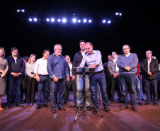 O governador Carlos Massa Ratinho Junior esteve nesta quarta-feira (15) em Campo Mourão e confirmou recursos para obras de infraestrutura urbana e compra de veículos, máquinas e equipamentos para 12 municípios do Noroeste do Paraná. Ele autorizou as licitações e homologações dos projetos da Secretaria de Estado do Desenvolvimento Urbano e Obras Públicas. Os investimentos somam R$ 8 milhões. Foto: Rodrigo Felix Leal/ANPr