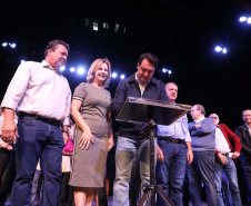 O governador Carlos Massa Ratinho Junior esteve nesta quarta-feira (15) em Campo Mourão e confirmou recursos para obras de infraestrutura urbana e compra de veículos, máquinas e equipamentos para 12 municípios do Noroeste do Paraná. Ele autorizou as licitações e homologações dos projetos da Secretaria de Estado do Desenvolvimento Urbano e Obras Públicas. Os investimentos somam R$ 8 milhões. Foto: Rodrigo Felix Leal/ANPr