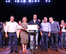 O governador Carlos Massa Ratinho Junior esteve nesta quarta-feira (15) em Campo Mourão e confirmou recursos para obras de infraestrutura urbana e compra de veículos, máquinas e equipamentos para 12 municípios do Noroeste do Paraná. Ele autorizou as licitações e homologações dos projetos da Secretaria de Estado do Desenvolvimento Urbano e Obras Públicas. Os investimentos somam R$ 8 milhões. Foto: Rodrigo Felix Leal/ANPr