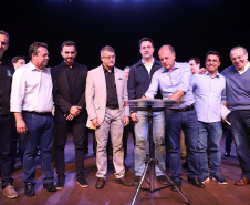 O governador Carlos Massa Ratinho Junior esteve nesta quarta-feira (15) em Campo Mourão e confirmou recursos para obras de infraestrutura urbana e compra de veículos, máquinas e equipamentos para 12 municípios do Noroeste do Paraná. Ele autorizou as licitações e homologações dos projetos da Secretaria de Estado do Desenvolvimento Urbano e Obras Públicas. Os investimentos somam R$ 8 milhões. Foto: Rodrigo Felix Leal/ANPr
