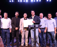 O governador Carlos Massa Ratinho Junior esteve nesta quarta-feira (15) em Campo Mourão e confirmou recursos para obras de infraestrutura urbana e compra de veículos, máquinas e equipamentos para 12 municípios do Noroeste do Paraná. Ele autorizou as licitações e homologações dos projetos da Secretaria de Estado do Desenvolvimento Urbano e Obras Públicas. Os investimentos somam R$ 8 milhões. Foto: Rodrigo Felix Leal/ANPr