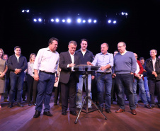 O governador Carlos Massa Ratinho Junior esteve nesta quarta-feira (15) em Campo Mourão e confirmou recursos para obras de infraestrutura urbana e compra de veículos, máquinas e equipamentos para 12 municípios do Noroeste do Paraná. Ele autorizou as licitações e homologações dos projetos da Secretaria de Estado do Desenvolvimento Urbano e Obras Públicas. Os investimentos somam R$ 8 milhões. Foto: Rodrigo Felix Leal/ANPr
