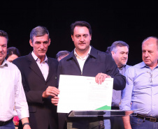 O governador Carlos Massa Ratinho Junior esteve nesta quarta-feira (15) em Campo Mourão e confirmou recursos para obras de infraestrutura urbana e compra de veículos, máquinas e equipamentos para 12 municípios do Noroeste do Paraná. Ele autorizou as licitações e homologações dos projetos da Secretaria de Estado do Desenvolvimento Urbano e Obras Públicas. Os investimentos somam R$ 8 milhões. Foto: Rodrigo Felix Leal/ANPr