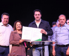 O governador Carlos Massa Ratinho Junior esteve nesta quarta-feira (15) em Campo Mourão e confirmou recursos para obras de infraestrutura urbana e compra de veículos, máquinas e equipamentos para 12 municípios do Noroeste do Paraná. Ele autorizou as licitações e homologações dos projetos da Secretaria de Estado do Desenvolvimento Urbano e Obras Públicas. Os investimentos somam R$ 8 milhões. Foto: Rodrigo Felix Leal/ANPr