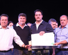O governador Carlos Massa Ratinho Junior esteve nesta quarta-feira (15) em Campo Mourão e confirmou recursos para obras de infraestrutura urbana e compra de veículos, máquinas e equipamentos para 12 municípios do Noroeste do Paraná. Ele autorizou as licitações e homologações dos projetos da Secretaria de Estado do Desenvolvimento Urbano e Obras Públicas. Os investimentos somam R$ 8 milhões. Foto: Rodrigo Felix Leal/ANPr