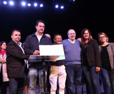 O governador Carlos Massa Ratinho Junior esteve nesta quarta-feira (15) em Campo Mourão e confirmou recursos para obras de infraestrutura urbana e compra de veículos, máquinas e equipamentos para 12 municípios do Noroeste do Paraná. Ele autorizou as licitações e homologações dos projetos da Secretaria de Estado do Desenvolvimento Urbano e Obras Públicas. Os investimentos somam R$ 8 milhões. Foto: Rodrigo Felix Leal/ANPr