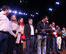 O governador Carlos Massa Ratinho Junior esteve nesta quarta-feira (15) em Campo Mourão e confirmou recursos para obras de infraestrutura urbana e compra de veículos, máquinas e equipamentos para 12 municípios do Noroeste do Paraná. Ele autorizou as licitações e homologações dos projetos da Secretaria de Estado do Desenvolvimento Urbano e Obras Públicas. Os investimentos somam R$ 8 milhões. Foto: Rodrigo Felix Leal/ANPr