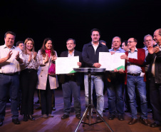 O governador Carlos Massa Ratinho Junior esteve nesta quarta-feira (15) em Campo Mourão e confirmou recursos para obras de infraestrutura urbana e compra de veículos, máquinas e equipamentos para 12 municípios do Noroeste do Paraná. Ele autorizou as licitações e homologações dos projetos da Secretaria de Estado do Desenvolvimento Urbano e Obras Públicas. Os investimentos somam R$ 8 milhões. Foto: Rodrigo Felix Leal/ANPr