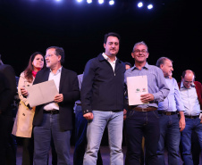 O governador Carlos Massa Ratinho Junior esteve nesta quarta-feira (15) em Campo Mourão e confirmou recursos para obras de infraestrutura urbana e compra de veículos, máquinas e equipamentos para 12 municípios do Noroeste do Paraná. Ele autorizou as licitações e homologações dos projetos da Secretaria de Estado do Desenvolvimento Urbano e Obras Públicas. Os investimentos somam R$ 8 milhões. Foto: Rodrigo Felix Leal/ANPr