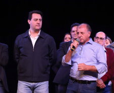 O governador Carlos Massa Ratinho Junior esteve nesta quarta-feira (15) em Campo Mourão e confirmou recursos para obras de infraestrutura urbana e compra de veículos, máquinas e equipamentos para 12 municípios do Noroeste do Paraná. Ele autorizou as licitações e homologações dos projetos da Secretaria de Estado do Desenvolvimento Urbano e Obras Públicas. Os investimentos somam R$ 8 milhões. Foto: Rodrigo Felix Leal/ANPr