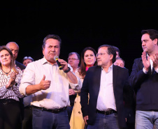 O governador Carlos Massa Ratinho Junior esteve nesta quarta-feira (15) em Campo Mourão e confirmou recursos para obras de infraestrutura urbana e compra de veículos, máquinas e equipamentos para 12 municípios do Noroeste do Paraná. Ele autorizou as licitações e homologações dos projetos da Secretaria de Estado do Desenvolvimento Urbano e Obras Públicas. Os investimentos somam R$ 8 milhões. Foto: Rodrigo Felix Leal/ANPr