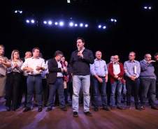 O governador Carlos Massa Ratinho Junior esteve nesta quarta-feira (15) em Campo Mourão e confirmou recursos para obras de infraestrutura urbana e compra de veículos, máquinas e equipamentos para 12 municípios do Noroeste do Paraná. Ele autorizou as licitações e homologações dos projetos da Secretaria de Estado do Desenvolvimento Urbano e Obras Públicas. Os investimentos somam R$ 8 milhões. Foto: Rodrigo Felix Leal/ANPr