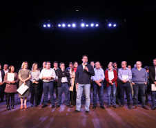 O governador Carlos Massa Ratinho Junior esteve nesta quarta-feira (15) em Campo Mourão e confirmou recursos para obras de infraestrutura urbana e compra de veículos, máquinas e equipamentos para 12 municípios do Noroeste do Paraná. Ele autorizou as licitações e homologações dos projetos da Secretaria de Estado do Desenvolvimento Urbano e Obras Públicas. Os investimentos somam R$ 8 milhões. Foto: Rodrigo Felix Leal/ANPr