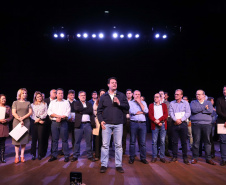 O governador Carlos Massa Ratinho Junior esteve nesta quarta-feira (15) em Campo Mourão e confirmou recursos para obras de infraestrutura urbana e compra de veículos, máquinas e equipamentos para 12 municípios do Noroeste do Paraná. Ele autorizou as licitações e homologações dos projetos da Secretaria de Estado do Desenvolvimento Urbano e Obras Públicas. Os investimentos somam R$ 8 milhões. Foto: Rodrigo Felix Leal/ANPr
