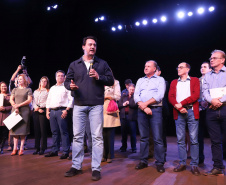 O governador Carlos Massa Ratinho Junior esteve nesta quarta-feira (15) em Campo Mourão e confirmou recursos para obras de infraestrutura urbana e compra de veículos, máquinas e equipamentos para 12 municípios do Noroeste do Paraná. Ele autorizou as licitações e homologações dos projetos da Secretaria de Estado do Desenvolvimento Urbano e Obras Públicas. Os investimentos somam R$ 8 milhões. Foto: Rodrigo Felix Leal/ANPr
