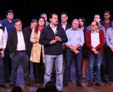O governador Carlos Massa Ratinho Junior esteve nesta quarta-feira (15) em Campo Mourão e confirmou recursos para obras de infraestrutura urbana e compra de veículos, máquinas e equipamentos para 12 municípios do Noroeste do Paraná. Ele autorizou as licitações e homologações dos projetos da Secretaria de Estado do Desenvolvimento Urbano e Obras Públicas. Os investimentos somam R$ 8 milhões. Foto: Rodrigo Felix Leal/ANPr