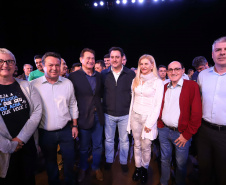 O governador Carlos Massa Ratinho Junior esteve nesta quarta-feira (15) em Campo Mourão e confirmou recursos para obras de infraestrutura urbana e compra de veículos, máquinas e equipamentos para 12 municípios do Noroeste do Paraná. Ele autorizou as licitações e homologações dos projetos da Secretaria de Estado do Desenvolvimento Urbano e Obras Públicas. Os investimentos somam R$ 8 milhões. Foto: Rodrigo Felix Leal/ANPr