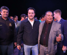 O governador Carlos Massa Ratinho Junior esteve nesta quarta-feira (15) em Campo Mourão e confirmou recursos para obras de infraestrutura urbana e compra de veículos, máquinas e equipamentos para 12 municípios do Noroeste do Paraná. Ele autorizou as licitações e homologações dos projetos da Secretaria de Estado do Desenvolvimento Urbano e Obras Públicas. Os investimentos somam R$ 8 milhões. Foto: Rodrigo Felix Leal/ANPr