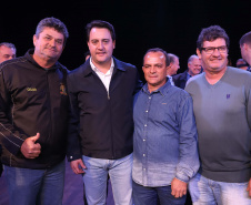 O governador Carlos Massa Ratinho Junior esteve nesta quarta-feira (15) em Campo Mourão e confirmou recursos para obras de infraestrutura urbana e compra de veículos, máquinas e equipamentos para 12 municípios do Noroeste do Paraná. Ele autorizou as licitações e homologações dos projetos da Secretaria de Estado do Desenvolvimento Urbano e Obras Públicas. Os investimentos somam R$ 8 milhões. Foto: Rodrigo Felix Leal/ANPr