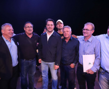 O governador Carlos Massa Ratinho Junior esteve nesta quarta-feira (15) em Campo Mourão e confirmou recursos para obras de infraestrutura urbana e compra de veículos, máquinas e equipamentos para 12 municípios do Noroeste do Paraná. Ele autorizou as licitações e homologações dos projetos da Secretaria de Estado do Desenvolvimento Urbano e Obras Públicas. Os investimentos somam R$ 8 milhões. Foto: Rodrigo Felix Leal/ANPr