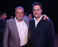 O governador Carlos Massa Ratinho Junior esteve nesta quarta-feira (15) em Campo Mourão e confirmou recursos para obras de infraestrutura urbana e compra de veículos, máquinas e equipamentos para 12 municípios do Noroeste do Paraná. Ele autorizou as licitações e homologações dos projetos da Secretaria de Estado do Desenvolvimento Urbano e Obras Públicas. Os investimentos somam R$ 8 milhões. Foto: Rodrigo Felix Leal/ANPr