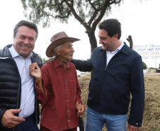 O governador Carlos Massa Ratinho Junior esteve nesta quarta-feira (15) em Campo Mourão e confirmou recursos para obras de infraestrutura urbana e compra de veículos, máquinas e equipamentos para 12 municípios do Noroeste do Paraná. Ele autorizou as licitações e homologações dos projetos da Secretaria de Estado do Desenvolvimento Urbano e Obras Públicas. Os investimentos somam R$ 8 milhões. Foto: Rodrigo Felix Leal/ANPr