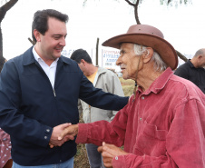 O governador Carlos Massa Ratinho Junior esteve nesta quarta-feira (15) em Campo Mourão e confirmou recursos para obras de infraestrutura urbana e compra de veículos, máquinas e equipamentos para 12 municípios do Noroeste do Paraná. Ele autorizou as licitações e homologações dos projetos da Secretaria de Estado do Desenvolvimento Urbano e Obras Públicas. Os investimentos somam R$ 8 milhões. Foto: Rodrigo Felix Leal/ANPr