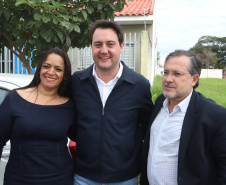 O governador Carlos Massa Ratinho Junior esteve nesta quarta-feira (15) em Campo Mourão e confirmou recursos para obras de infraestrutura urbana e compra de veículos, máquinas e equipamentos para 12 municípios do Noroeste do Paraná. Ele autorizou as licitações e homologações dos projetos da Secretaria de Estado do Desenvolvimento Urbano e Obras Públicas. Os investimentos somam R$ 8 milhões. Foto: Rodrigo Felix Leal/ANPr