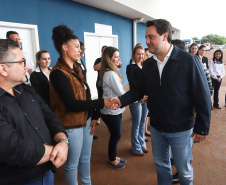 O governador Carlos Massa Ratinho Junior esteve nesta quarta-feira (15) em Campo Mourão e confirmou recursos para obras de infraestrutura urbana e compra de veículos, máquinas e equipamentos para 12 municípios do Noroeste do Paraná. Ele autorizou as licitações e homologações dos projetos da Secretaria de Estado do Desenvolvimento Urbano e Obras Públicas. Os investimentos somam R$ 8 milhões. Foto: Rodrigo Felix Leal/ANPr
