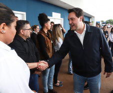 O governador Carlos Massa Ratinho Junior esteve nesta quarta-feira (15) em Campo Mourão e confirmou recursos para obras de infraestrutura urbana e compra de veículos, máquinas e equipamentos para 12 municípios do Noroeste do Paraná. Ele autorizou as licitações e homologações dos projetos da Secretaria de Estado do Desenvolvimento Urbano e Obras Públicas. Os investimentos somam R$ 8 milhões. Foto: Rodrigo Felix Leal/ANPr