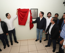 O governador Carlos Massa Ratinho Junior esteve nesta quarta-feira (15) em Campo Mourão e confirmou recursos para obras de infraestrutura urbana e compra de veículos, máquinas e equipamentos para 12 municípios do Noroeste do Paraná. Ele autorizou as licitações e homologações dos projetos da Secretaria de Estado do Desenvolvimento Urbano e Obras Públicas. Os investimentos somam R$ 8 milhões. Foto: Rodrigo Felix Leal/ANPr