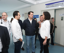 O governador Carlos Massa Ratinho Junior esteve nesta quarta-feira (15) em Campo Mourão e confirmou recursos para obras de infraestrutura urbana e compra de veículos, máquinas e equipamentos para 12 municípios do Noroeste do Paraná. Ele autorizou as licitações e homologações dos projetos da Secretaria de Estado do Desenvolvimento Urbano e Obras Públicas. Os investimentos somam R$ 8 milhões. Foto: Rodrigo Felix Leal/ANPr